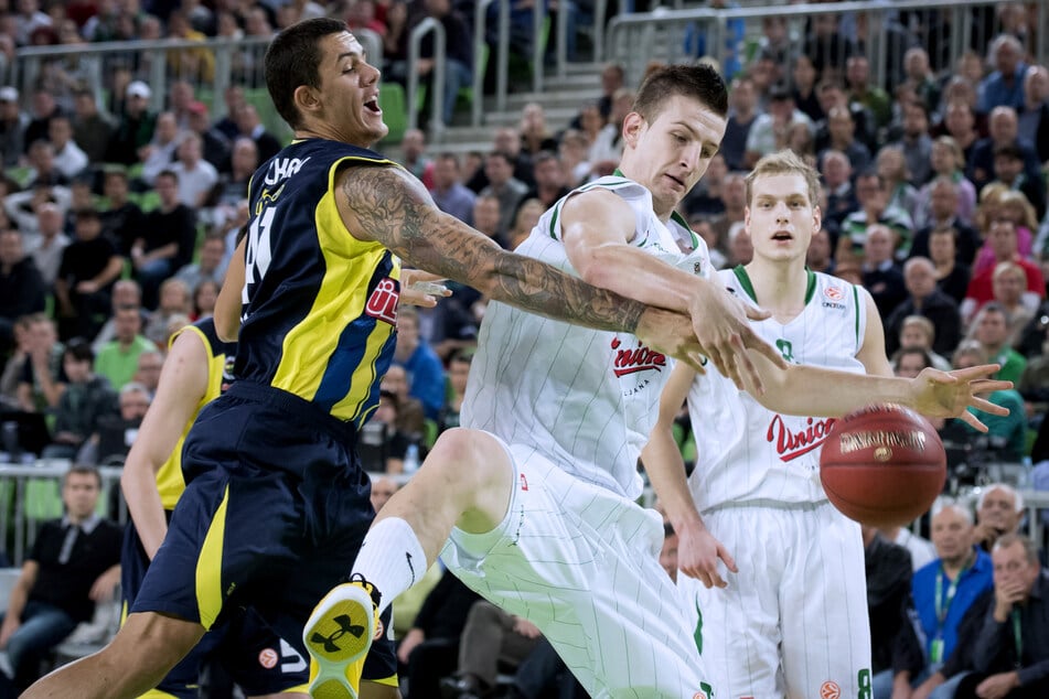 Ilkan Karaman (34, l.) spielte mit Fenerbahce Istanbul in der Basketball Europaleague.