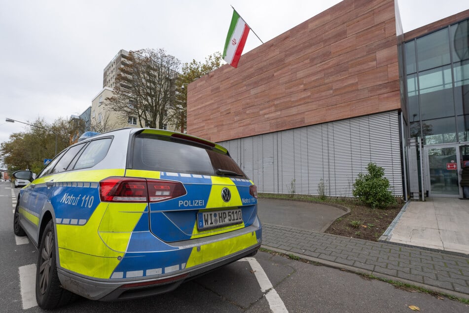 Vor dem iranischen Generalkonsulat in Frankfurt am Main versuchte ein 36-jähriger Randalierer, sich am Donnerstagabend selbst zu entzünden.