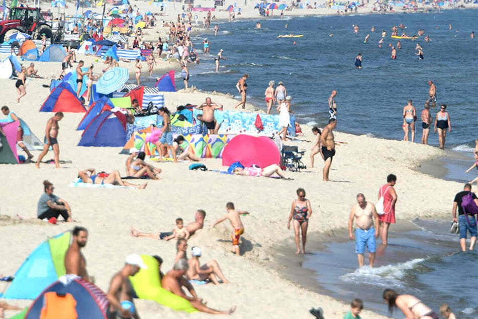 Die sommerlichen Temperaturen genießen zahlreiche Strandbesucher an der Ostsee.