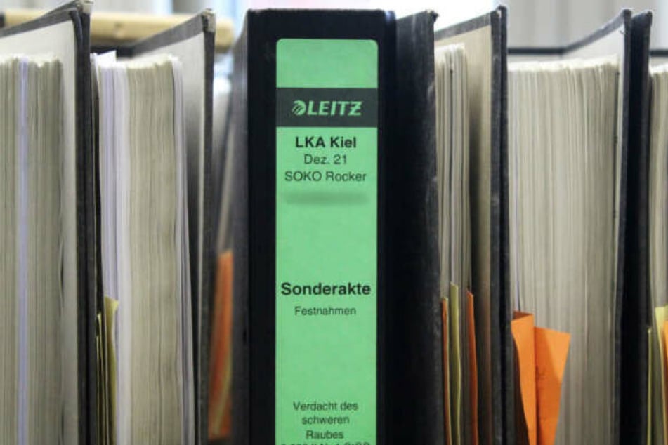 Akten von Justiz und Polizei zur sogenannten Rockeraffäre werden im Innenministerium präsentiert. (Archivbild)