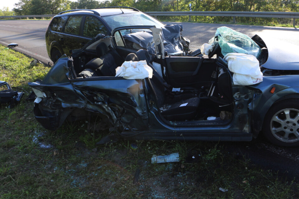 Unfall auf der B186: Auto gerät in Gegenverkehr - fünf Verletzte, mehr als 50.000 Euro Schaden