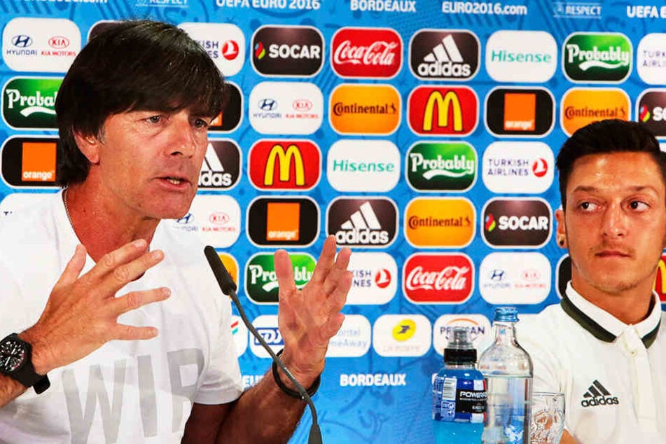 DFB-Coach Joachim Löw ((l.) wird am 29. August die personellen Konsequenzen verkünden. Trifft es Mesut Özil (r.)?
