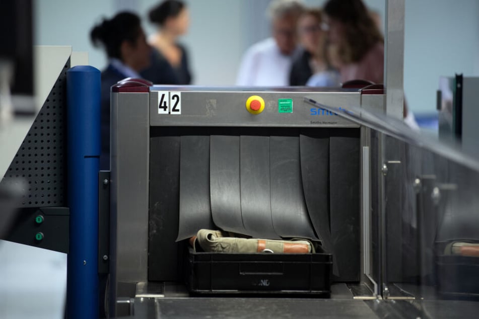 Ein Koffer kommt im Security-Check aus einem Röntgengerät.