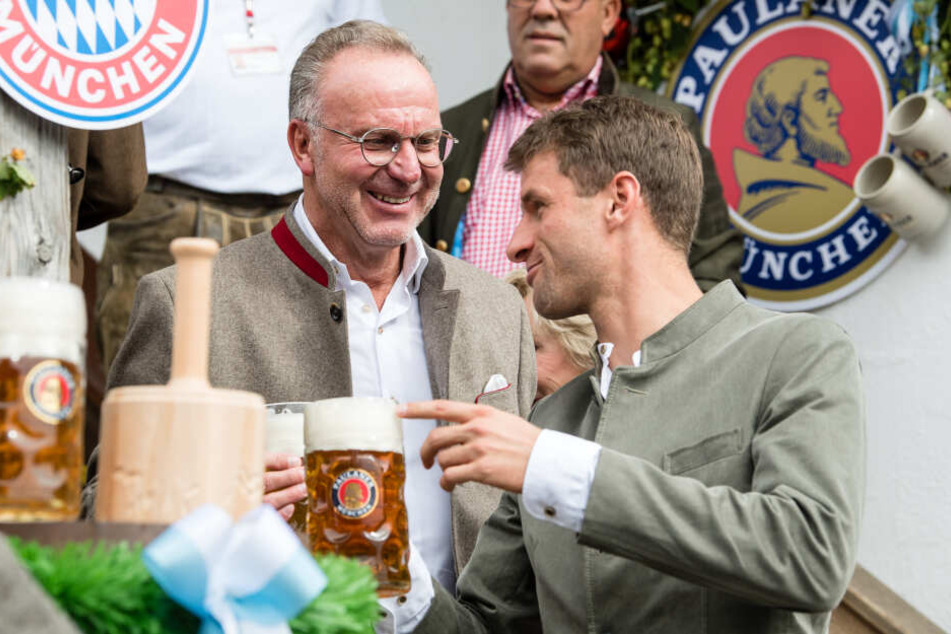 Karl-Heinz Rummenigge (l), Vorstandschef vom FC Bayern, und Spieler Thomas Müller bei einem Besuch auf dem Oktoberfest.