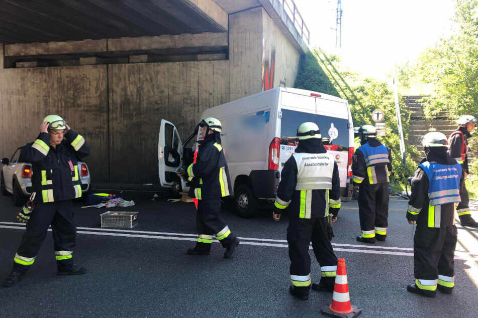 Die Feuerwehr musste das Wrack aufschneiden, um den Beifahrer aus dem Transporter zu befreien.