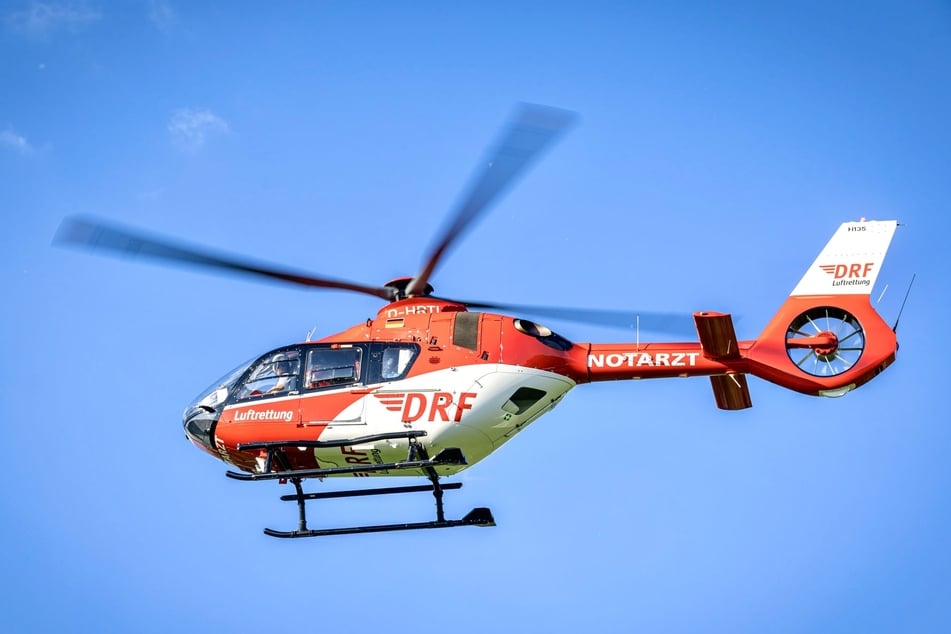 Der Helikopter Christoph 38 aus Dresden verfügt leider nicht über eine Rettungswinde und konnte den Bergsteiger daher nicht direkt retten.