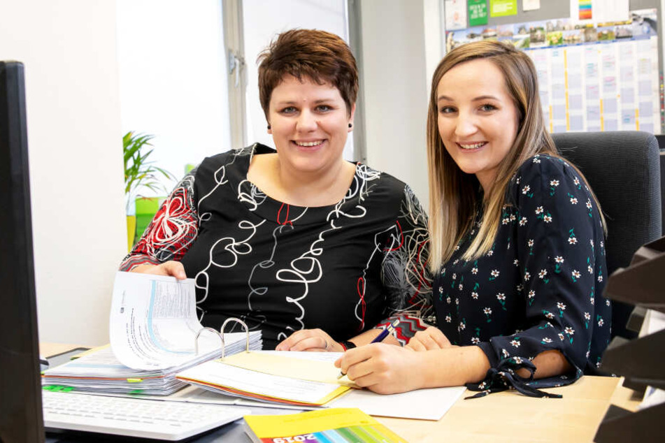 Joelle Junige (21, r.) absolviert im Rathaus eine Ausbildung zur Verwaltungsfachangestellter. Sie befindet sich im 1. Ausbildungsjahr. Melanie Ruff (36) ist ihre Ausbilderin.