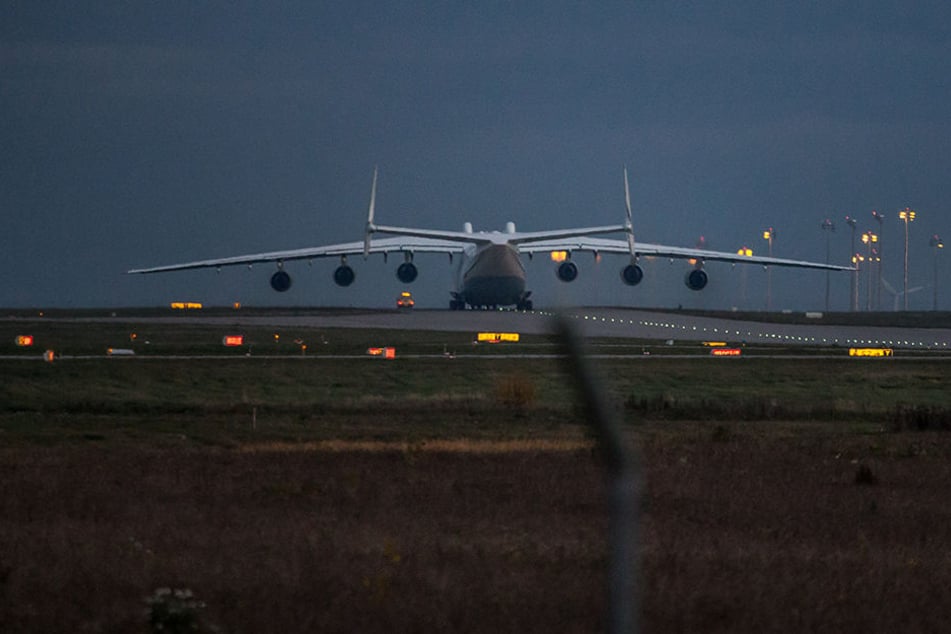 Eine Maschine vom Typ Antonov ist auf dem Flughafen Leipzig/Halle unterwegs zur Startbahn.