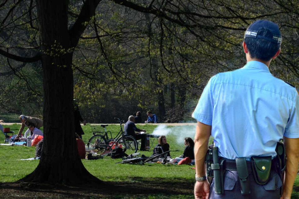 Der sexuelle Übergriff soll in einem Park stattgefunden haben. (Symbolbild / Bildcollage)