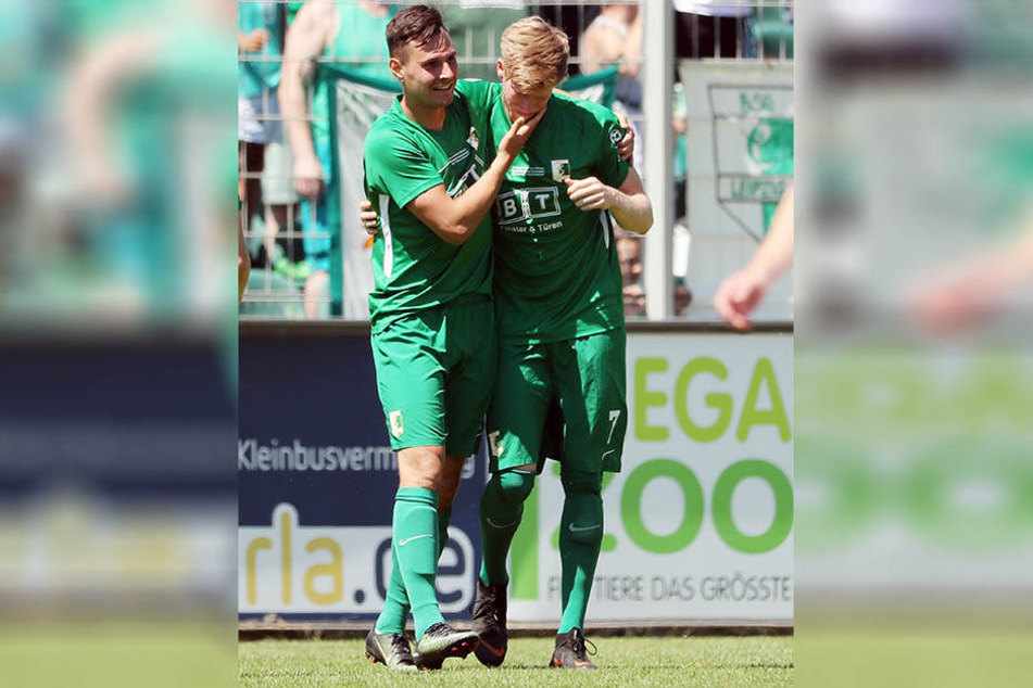 In seinem letzten Pflichtspiel für Chemie Leipzig vor seinem Wechsel zum Chemnitzer FC schoss Alexander Bury (r.) den Siegtreffer im Sachsenpokal-Finale.