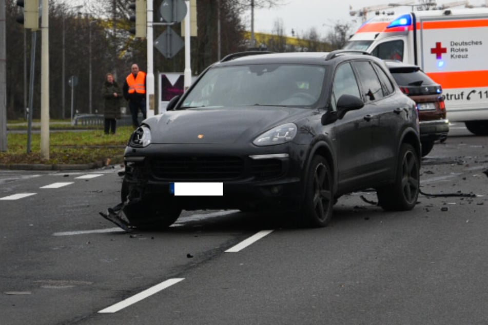 Der Fahrer dieses Porsches missachtete offenbar die rote Ampel und krachte in zwei Autos. Im Hintergrund ist noch der ebenfalls am Unfall beteiligte Peugeot zu sehen und ein Krankenwagen.
