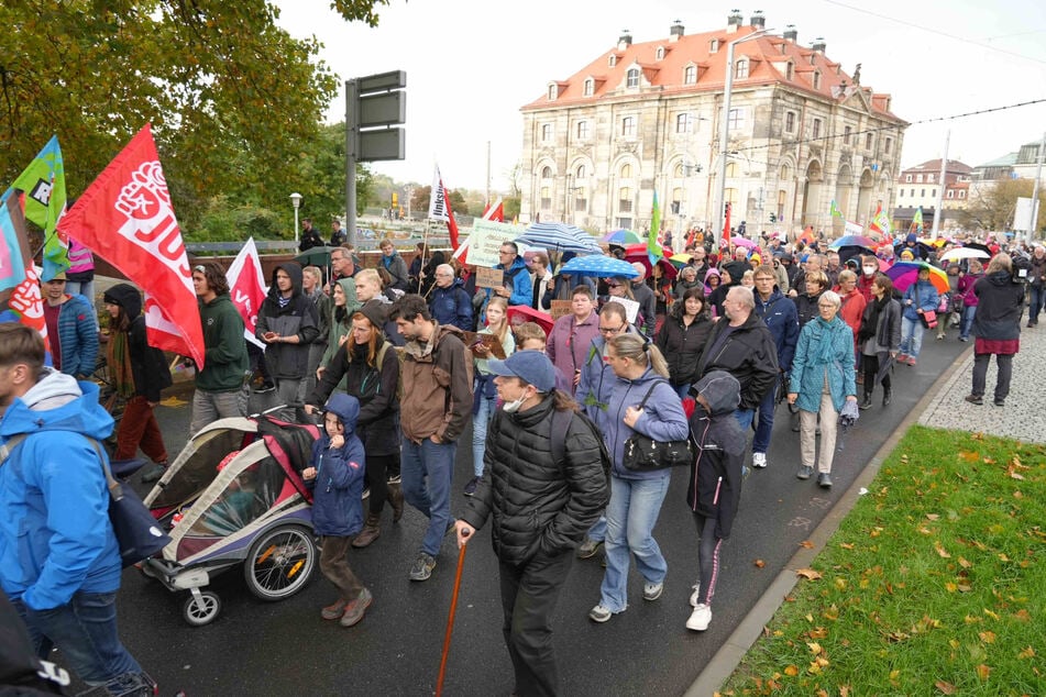 Trotz wechselhaftem Herbstwetters gingen Hunderte in Dresden auf die Straße.