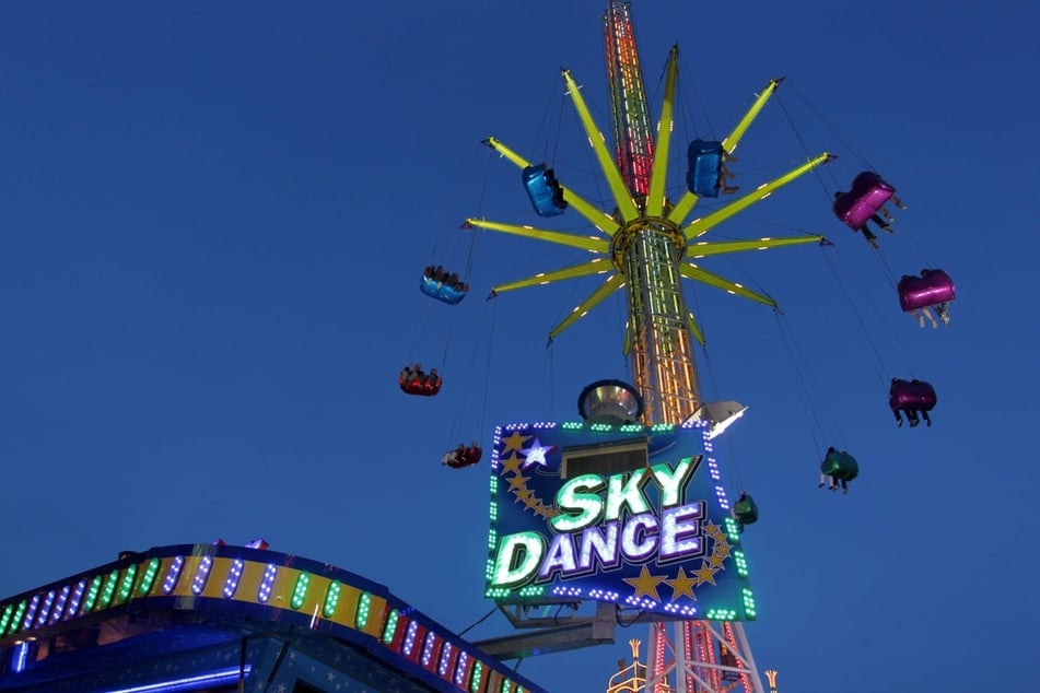 Wegen eines eingeklemmten Stromkabels blieb das Fahrgeschäft "Sky Dance" am Mittwochabend stehen. Die Fahrgäste saßen in 20 Metern Höhe fest. (Archivbild)