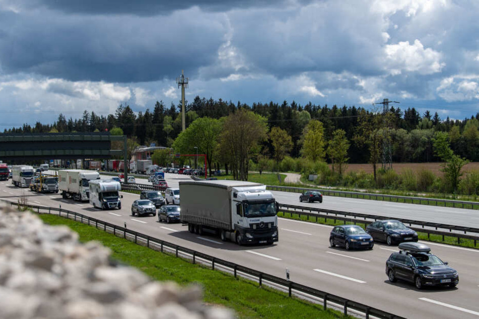 Zwei Männern fiel auf der A8 ein Seat auf, der sehr langsam unterwegs war und Schlangenlinien fuhr. (Archivbild)