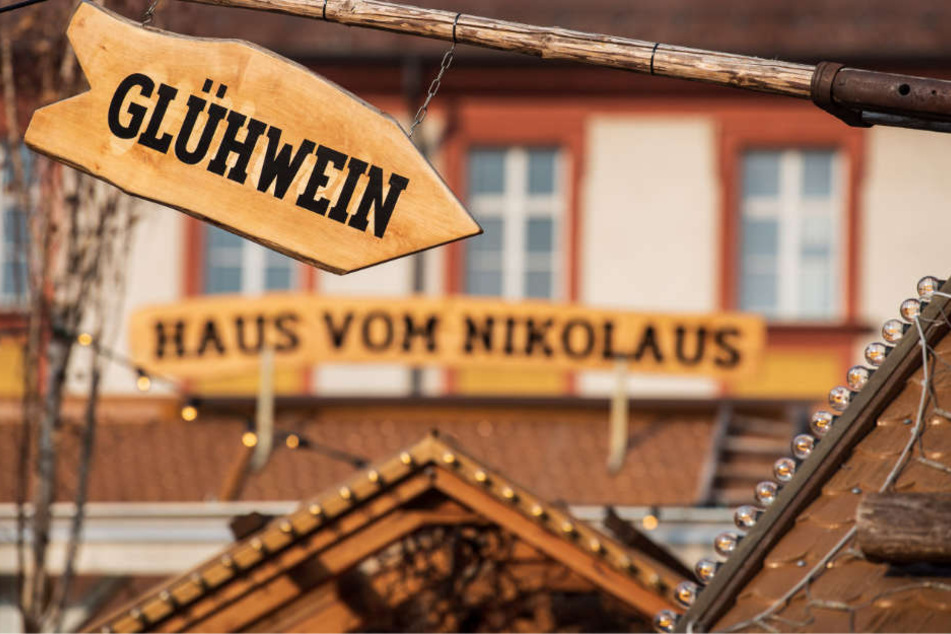Sonne satt und fast 20 Grad? Der erste Weihnachtsmarkt des Jahres hat bereits geöffnet.