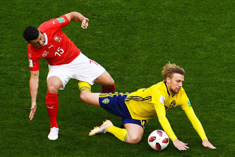 Der Schweizer Blerim Dzemaili (l.) und Schwedens Emil Forsberg (r.) von RB Leipzig kämpfen um den Ball.
