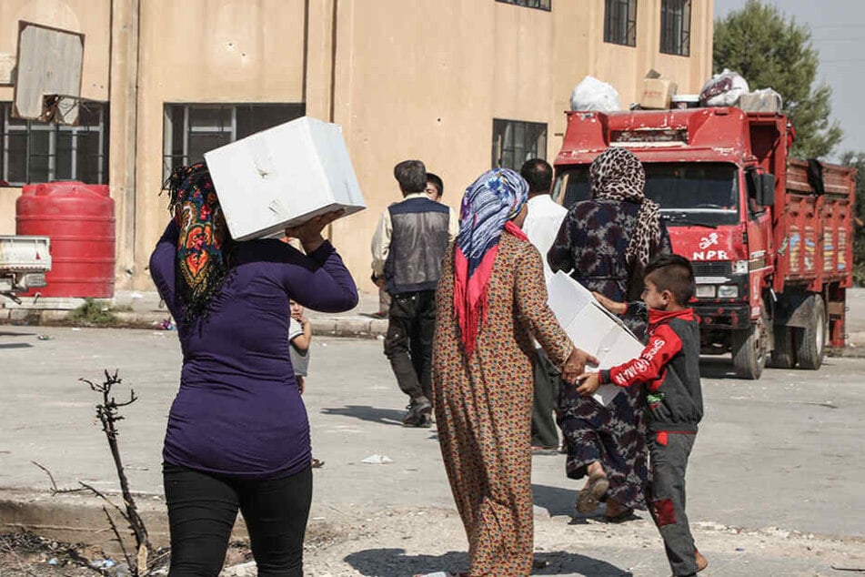 Vertriebene Flüchtlinge aus der Stadt Ras al-Ain erhalten Hilfe von der Hevi Foundation, einer gemeinnütziger Organisation.