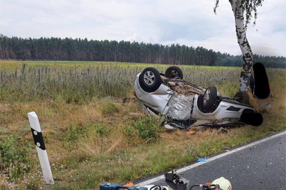 Eine Frau (62) aus dem Landkreis Nordsachsen ist mit ihrem Opel gegen einen Baum geprallt und ums Leben gekommen.
