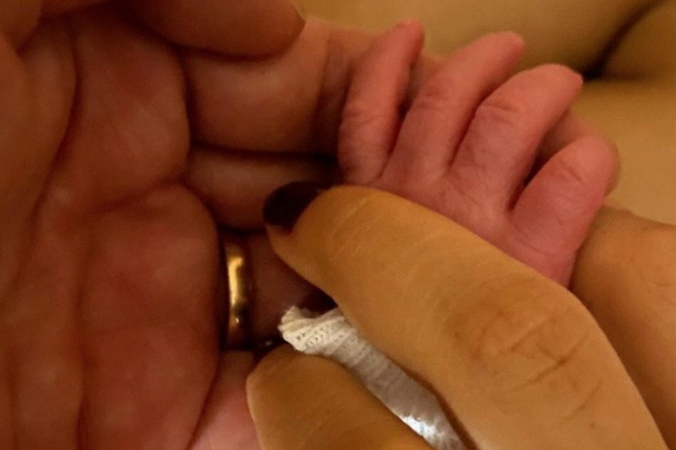 Mit einem Foto von der kleinen Baby-Hand haben Amira (28) und Oliver Pocher (42) am 27. Dezember die Geburt ihres zweiten Sohns verkündet.