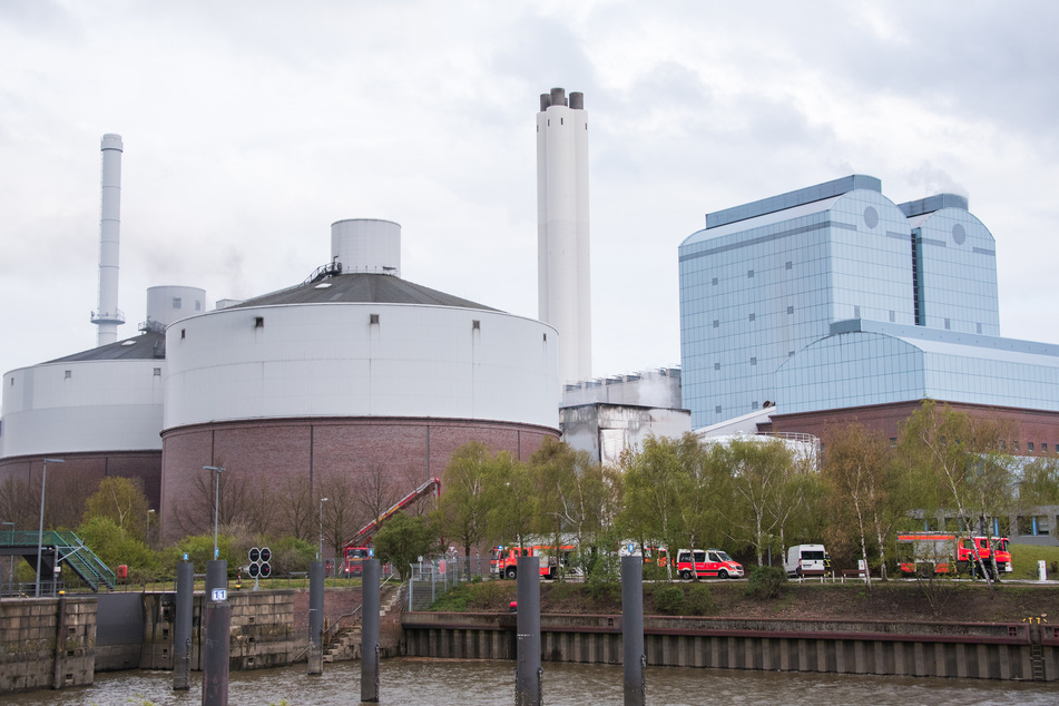 Hamburg: Großbrand in Kraftwerk! Löscharbeiten bis tief in die Nacht