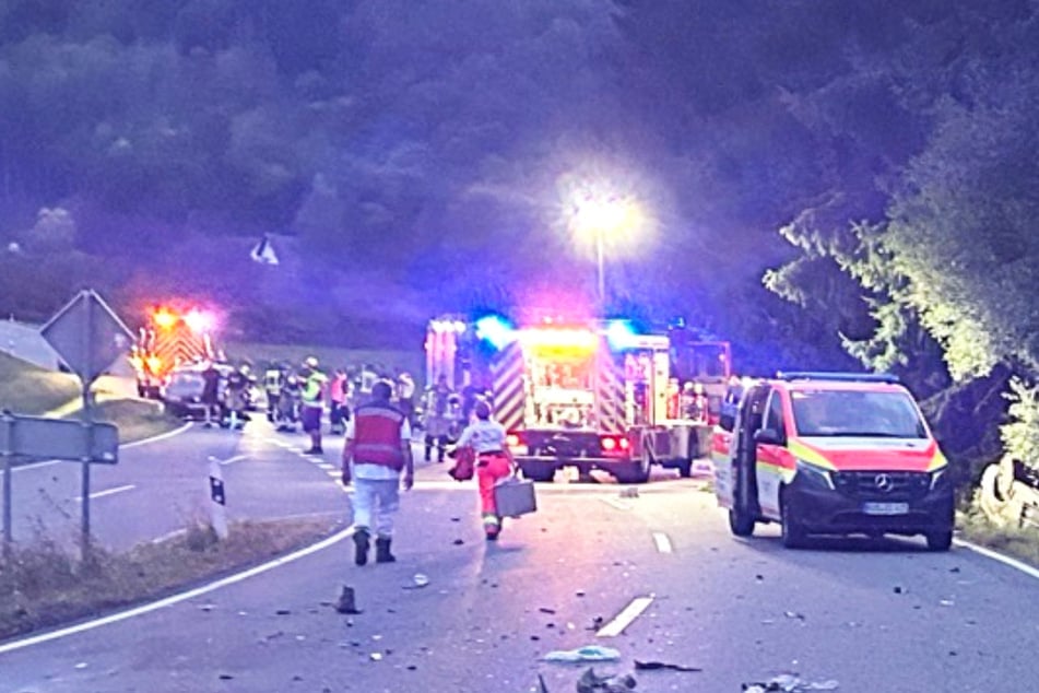 Die B420 im Landkreis Kusel wurde am Mittwochabend nach einem Unfall mit einem Schwerverletzten voll gesperrt.