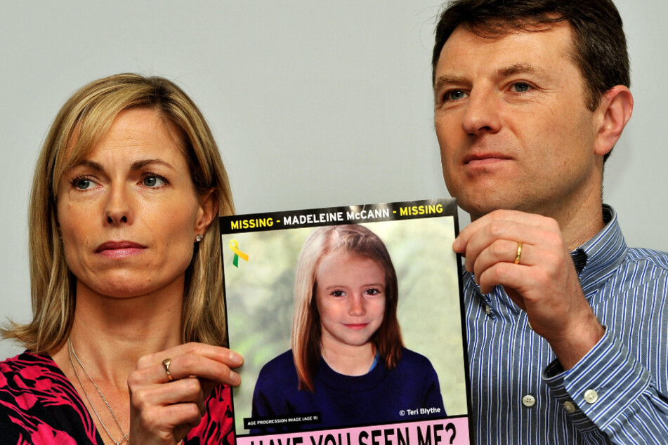 Kate und Gerry McCann, Eltern der vermissten Britin Madeleine "Maddie" McCann, halten bei einem Such-Aufruf das Foto ihrer Tochter.