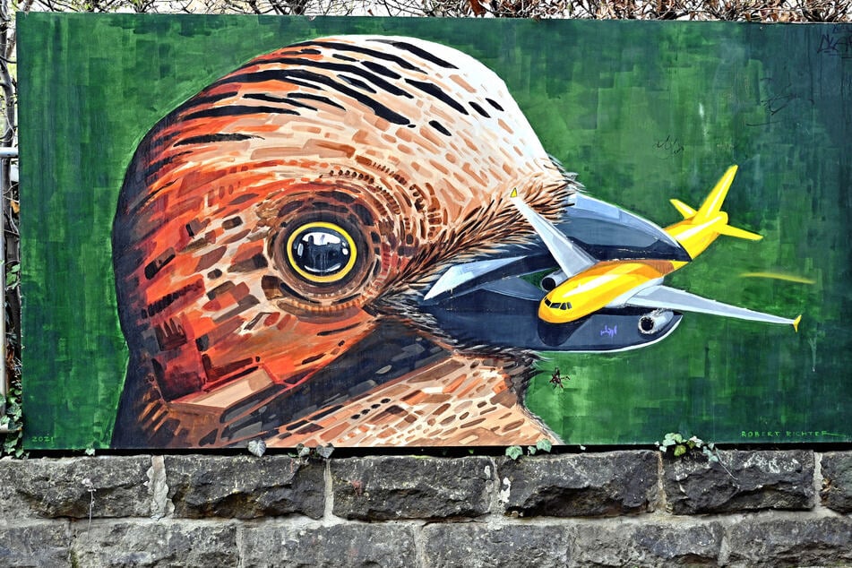 Auf dem Richter-Kunstwerk an einer Kita wird der Jet zum Vogelfutter.