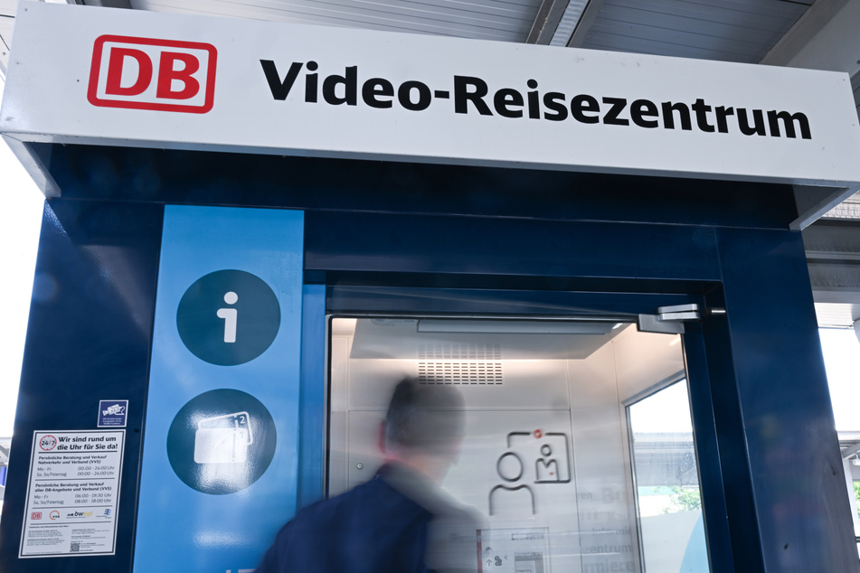 Wer in Bayern ein Bahnticket kaufen will, kann an 38 Standorten sogenannte Video-Reisezentren der Deutschen Bahn nutzen.