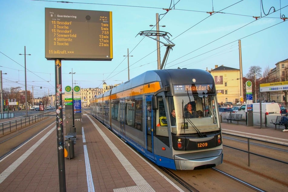 Entgegen der Befürchtungen eines kompletten Stillstandes sind einige Straßenbahnen im Stadtgebiet unterwegs.