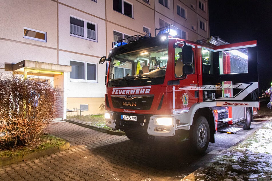 Die Feuerwehr rückte am Freitagabend zu einem Kellerbrand in Zwönitz aus. In einem Mehrfamilienhaus an der Lessingstraße drang Rauch aus dem Keller.