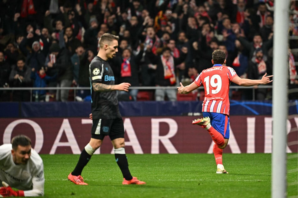 Julian Alvarez (r.) trifft für Atlético Madrid, auch Grimaldo (M.) konnte das Tor nicht mehr verhindern.