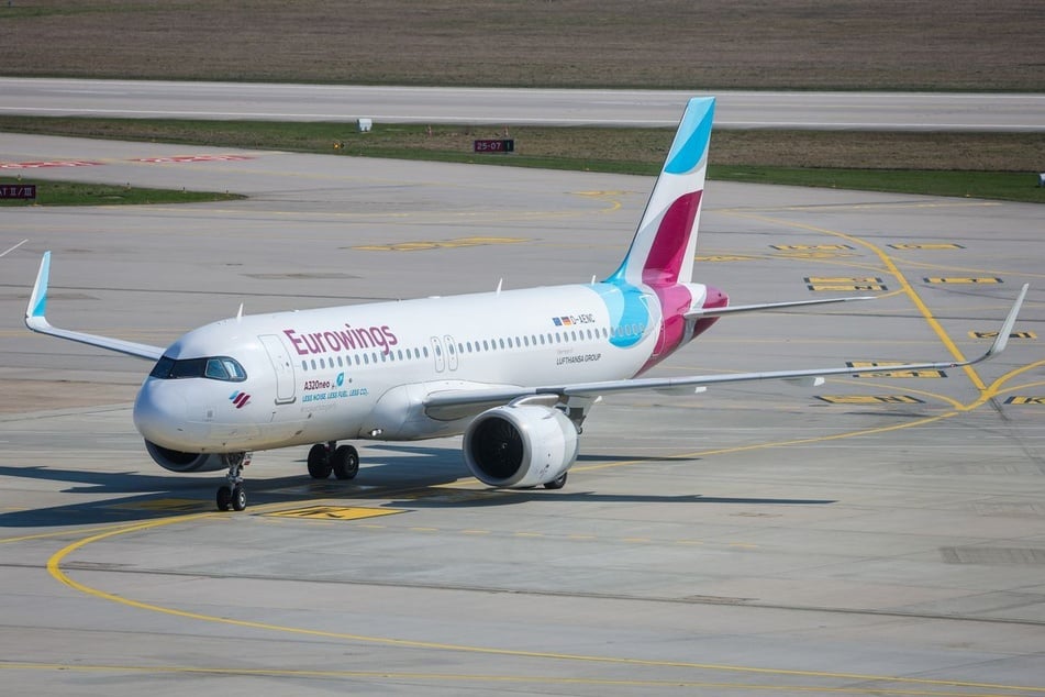 Ein Eurowings-Flieger musste nach dem Blitzeinschlag wieder landen. (Symbolfoto)