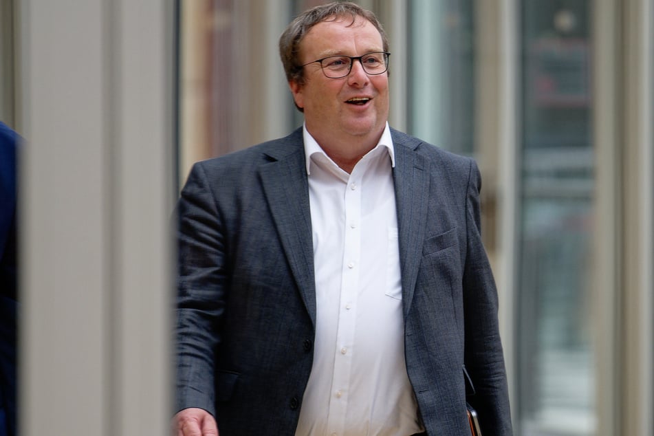 NRW-Umwelt- und Verkehrsminister Oliver Krischer (56, Grüne) hat der Stadt Köln den Förderbescheid am Donnerstag überreicht. (Archivbild)