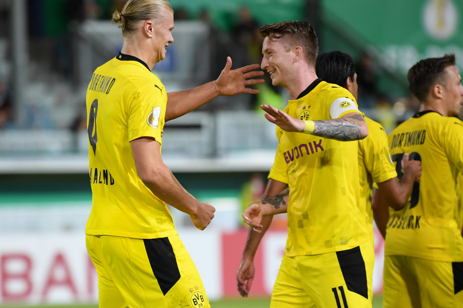 Mit einem Dreierpack schoss Erling Haaland (21, l.) den BVB im DFB-Pokal beim SV Wehen Wiesbaden (3:0) allein in die 2. Runde.