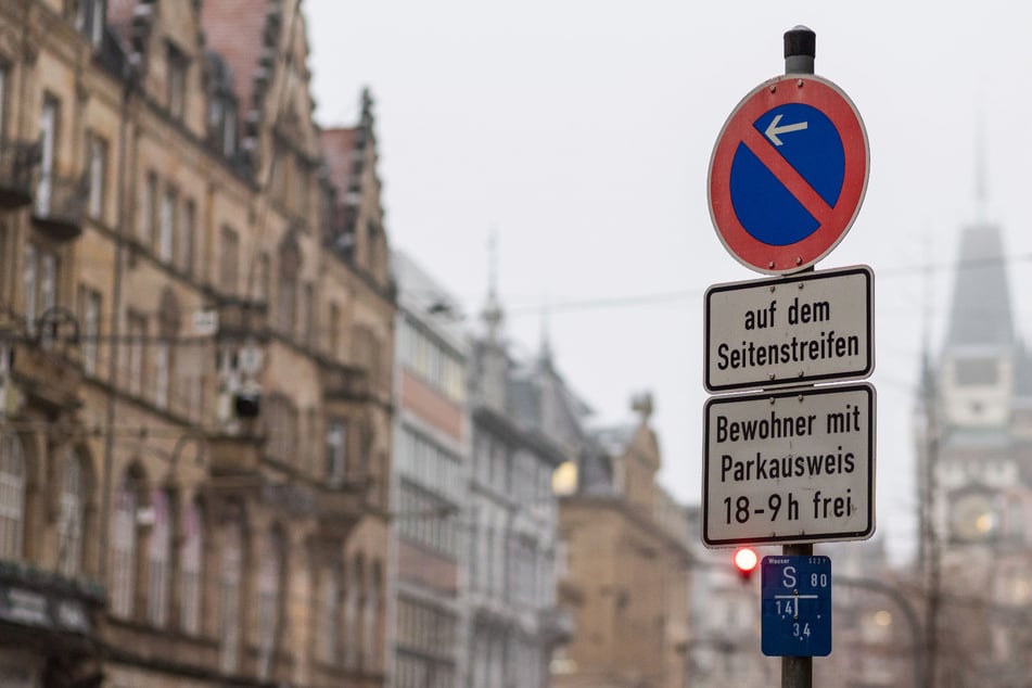Unter einem Schild in der Freiburger Innenstadt wurde kenntlich gemacht, dass Anwohner mit Parkausweis parken dürfen.