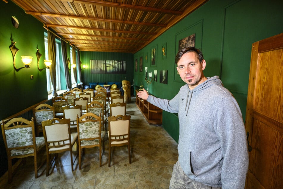 Sascha Winkler (39) zeigt das für Trauungen ausgestattete Waldzimmer.