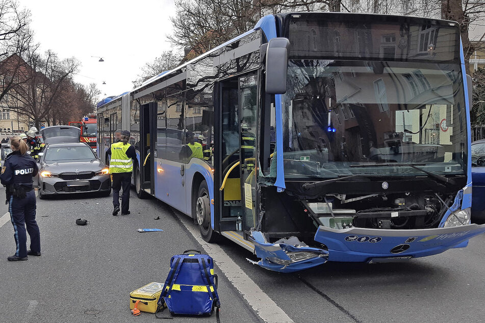 Am Bus und am BMW entstand ein erheblicher Sachschaden.