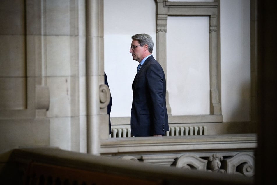 Scheuer bestreitet den Vorwurf und will sich gegen die Anschuldigungen im Prozess verteidigen.