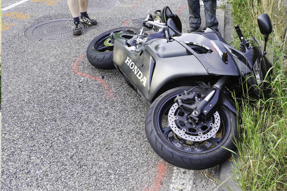 Motorradfahrer (†24) wird von SUV überrollt und stirbt am Unfallort!