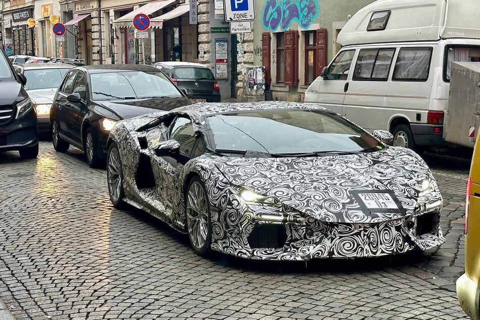 Seltener Anblick: Der neue Lamborghini Revuelto fuhr am Freitag durch die Dresdner Neustadt.