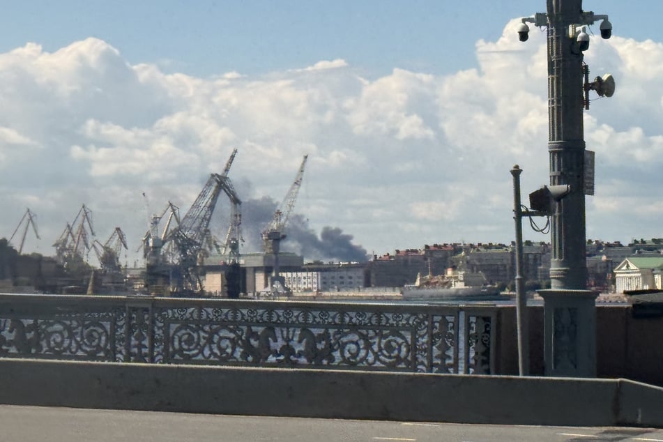 Rauch steigt auf im Hafen von St. Petersburg.