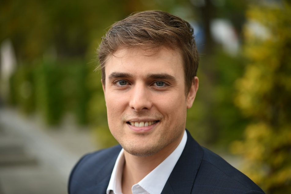 Der neue "Tagesschau"-Sprecher Constantin Schreiber ist mit einer Spitzenquote und viel Lob gestartet.