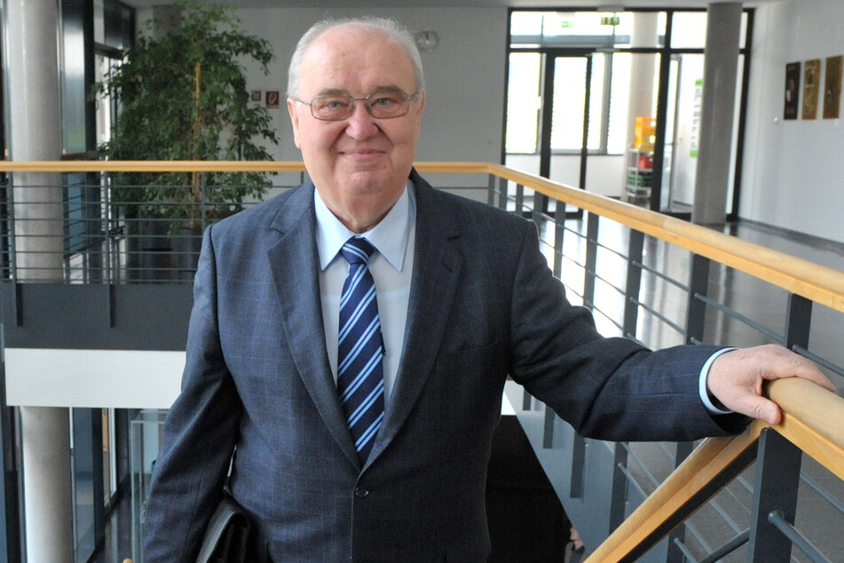 Erfurt, Mai 2012: Schuster geht im Thüringer Landtag zu einer Ausschusssitzung.
