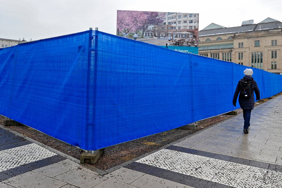 Der Bauzaun am neuen Conti-Loch am TIETZ wurde mit einem blauen Sichtschutz verhängt.