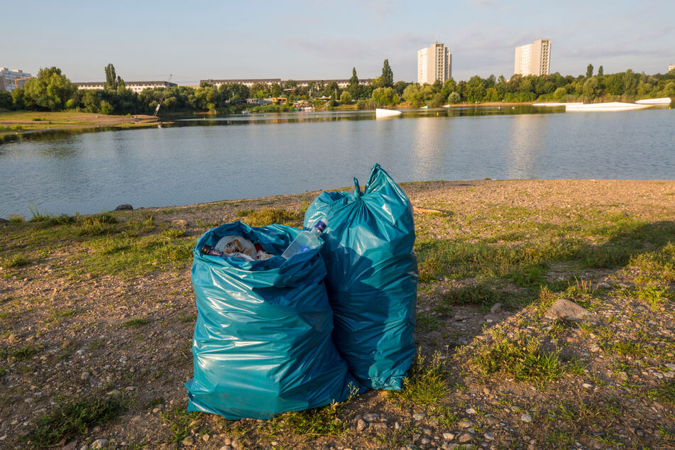 Schnell sind zwei Müllsäcke gefüllt, wenn ein Uferabschnitt gesäubert wird.