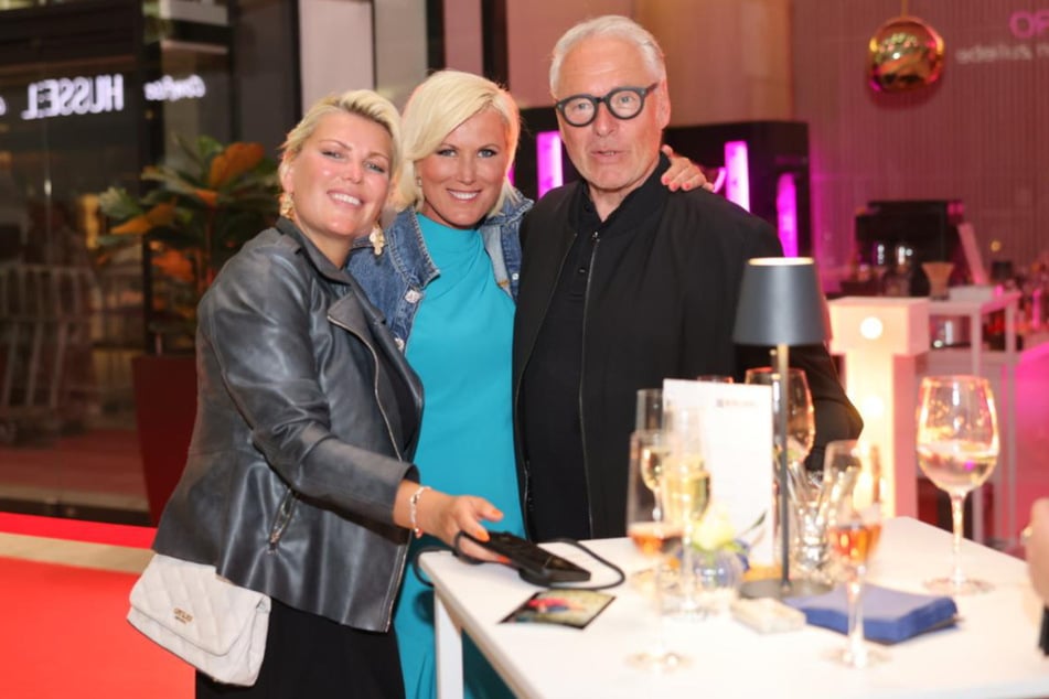 Unter anderem die Moderatorin Kamilla Senjo (50, M.) war bei der Eröffnung des neuen Standortes dabei. Mit im Gepäck hatte sie ihre Schwester (l.).