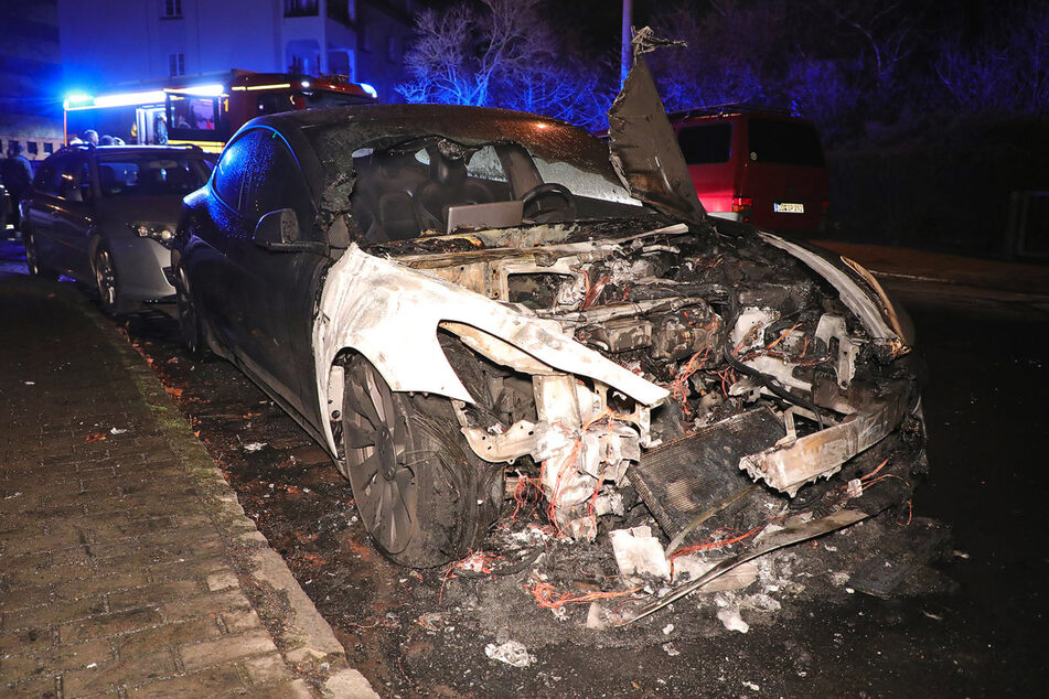 Ein Tesla Model 3 brannte auf der Kamenzer Straße.