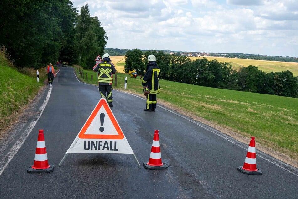 Nach dieser abschüssigen Stelle passierte der Unfall. Die Weinsdorfer Straße musste anschließend gesperrt werden.