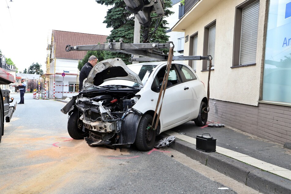 Der völlig zerstörte Toyota musste abgeschleppt werden.