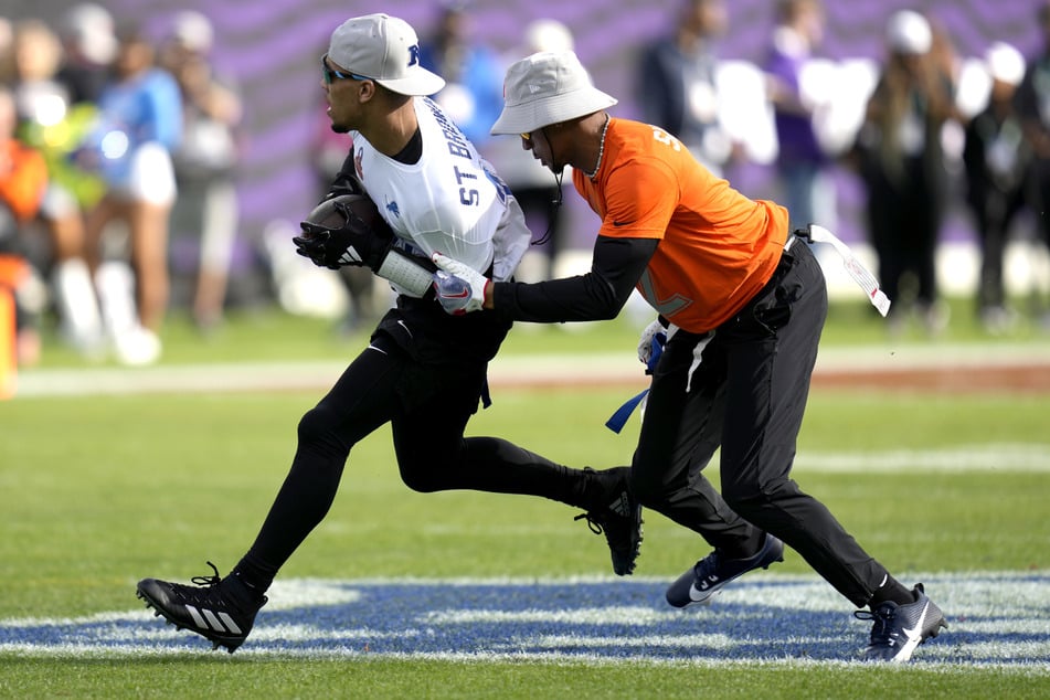 Le flag football est également très populaire auprès de la NFL et de ses stars. Ici, Amon-Ra St. Brown (25 ans, à gauche) des Detroit Lions et Pat Surtain II (25 ans, à droite) des Denver Broncos se disputent le ballon.